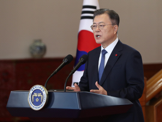 문재인 대통령이 3일 오전 청와대에서 2022년 임인년 신년사를 통해 방역진과 의료진에게 감사를 표하고 있다. <연합뉴스>